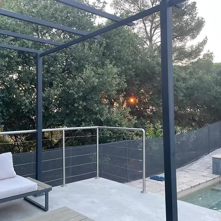 Charming House With Private Pool 度假居 *
