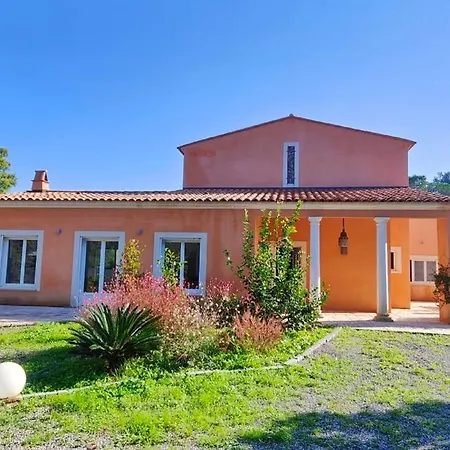 度假居 Charming House With Private Pool